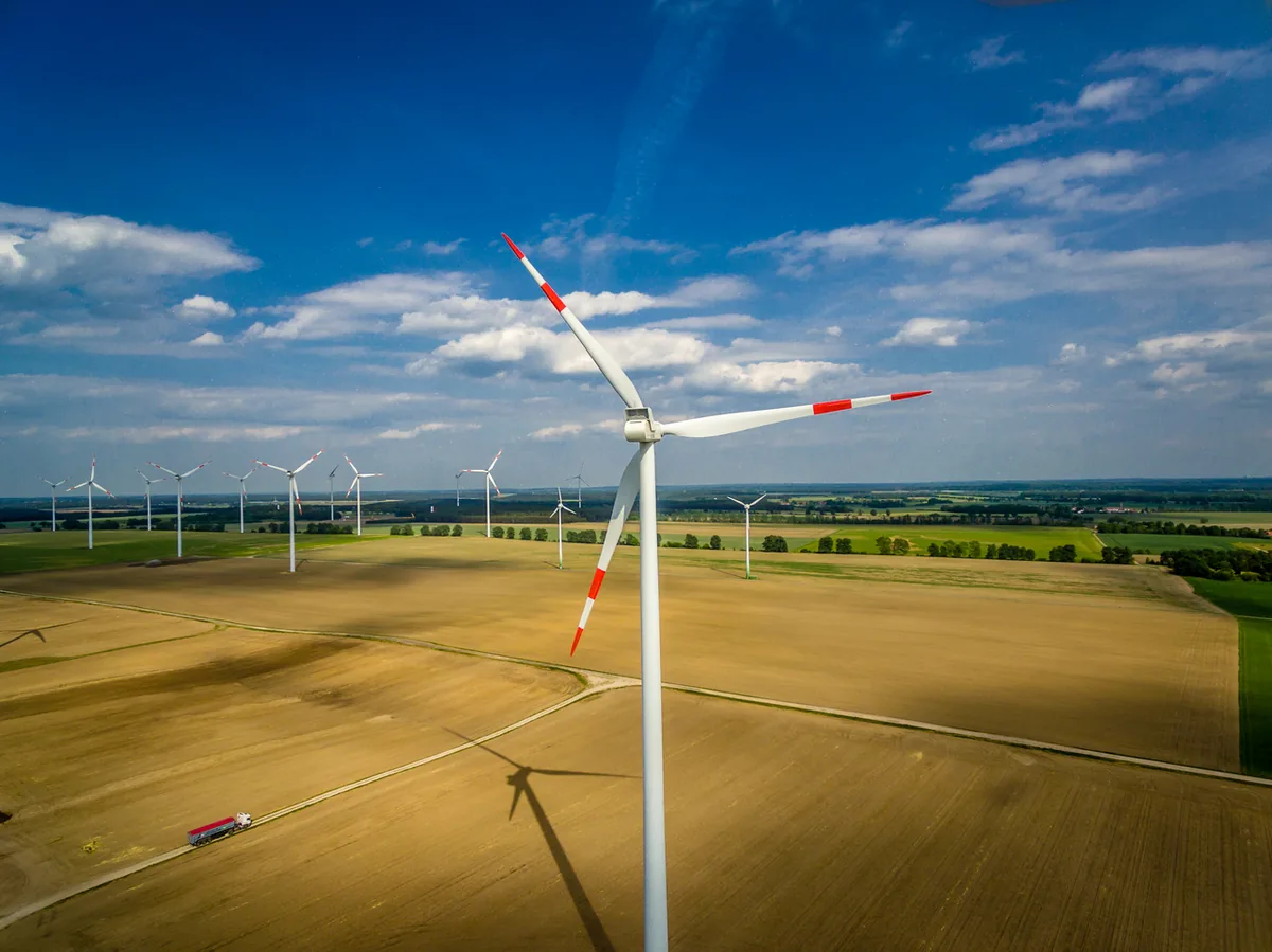 Jak efektywnie wykorzystać turbiny wiatrowe przydomowe do obniżenia rachunków za energię?